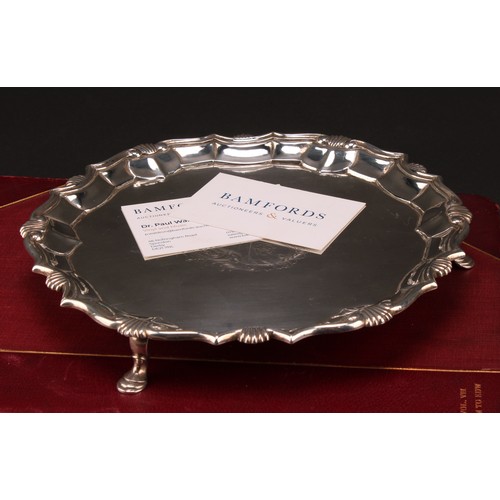 760 - A George II silver shaped circular salver, fluted shell and scroll border, 22cm diam, John Luff, Lon... 