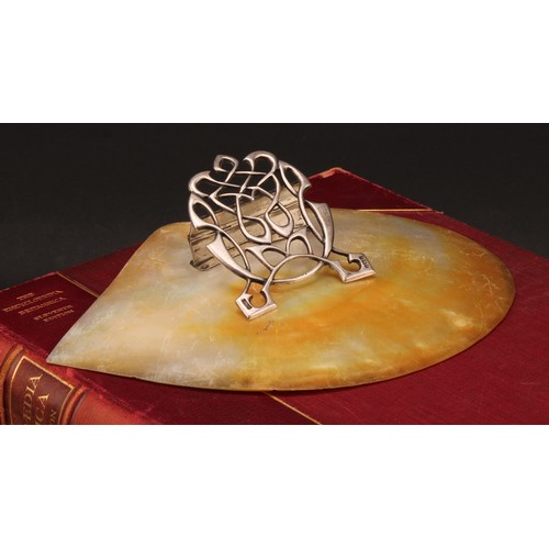 1028 - An Edwardian silver and mother of pearl shell letter clip, 22cm wide overall, Birmingham 1908