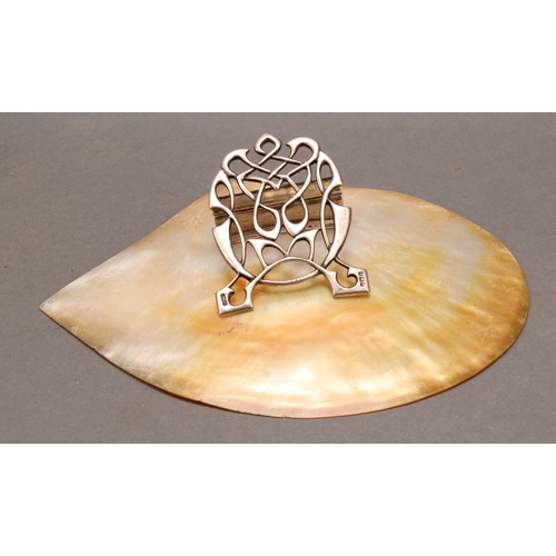1028 - An Edwardian silver and mother of pearl shell letter clip, 22cm wide overall, Birmingham 1908