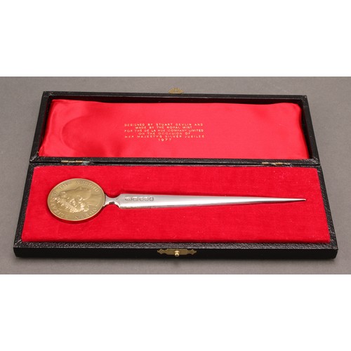 1127 - Stuart Devlin (1931 - 2018) - an Elizabeth II silver and silver-gilt letter knife, 17.5cm long, Lond... 