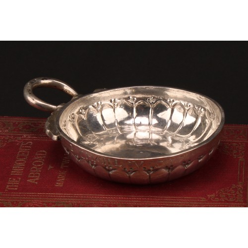 980 - An 18th century French silver wine taster, serpent loop handle, 8cm diam, c.1770
