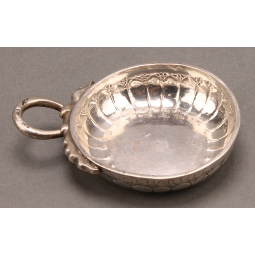 980 - An 18th century French silver wine taster, serpent loop handle, 8cm diam, c.1770