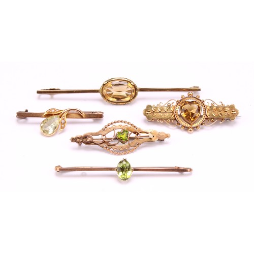 1186 - A 15ct gold orangy yellow citrine heart bar brooch, stamped 15ct, 4.2g gross;  two 9ct gold peridot ... 