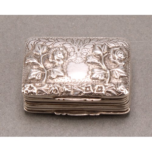 803 - A George IV silver rounded rectangular vinaigrette, hinged cover in relief with roses, 3cm wide, Bir... 