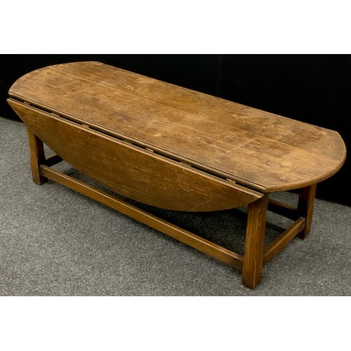 516A - An oak drop-leaf coffee table, 42.5cm high x 138cm x 53cm (94cm with leaves extended).