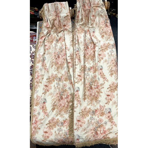 523A - A pair of reversible interlined curtains, with bouquets of roses and swag garlands, cream peach grou... 