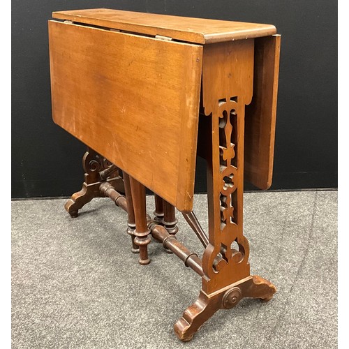 25 - A late Victorian mahogany Sutherland table, 71cm high x 86cm x 83cm, c.1900.