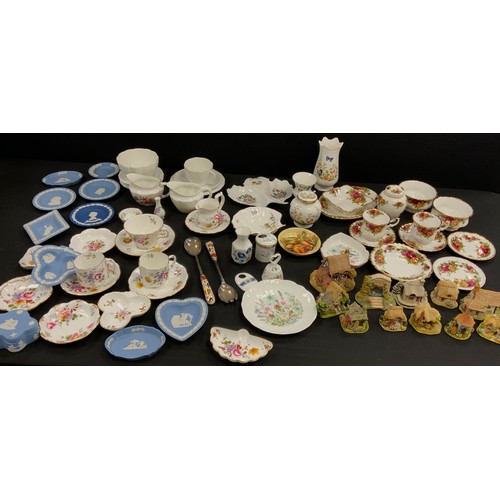 142 - Royal Albert Old Countryroses ware including; trinket ware, tea cups and saucers, other pieces;  Roy... 