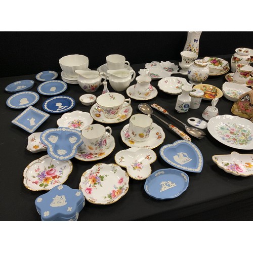 142 - Royal Albert Old Countryroses ware including; trinket ware, tea cups and saucers, other pieces;  Roy... 