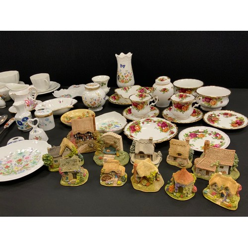 142 - Royal Albert Old Countryroses ware including; trinket ware, tea cups and saucers, other pieces;  Roy... 