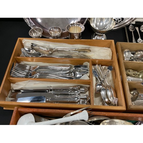 176 - Silver plate and flatware - assorted flatware inc kings pattern serving spoons, forks, soup spoons, ... 