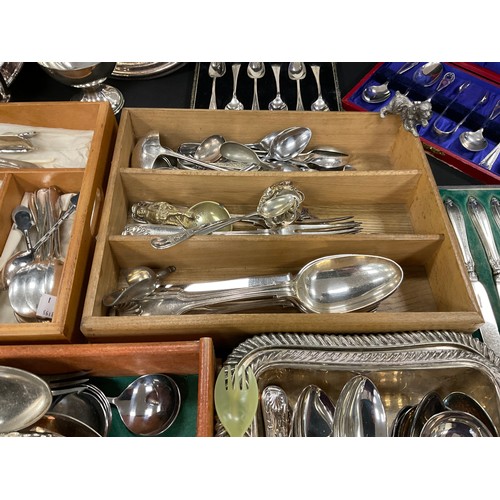 176 - Silver plate and flatware - assorted flatware inc kings pattern serving spoons, forks, soup spoons, ... 