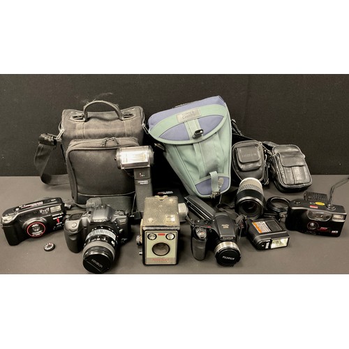 192 - Cameras - Minolta dynax 50si SLR 35mm camera 28-80mm and 75-300mm lenses, others fujifilm, Kodak Bro... 