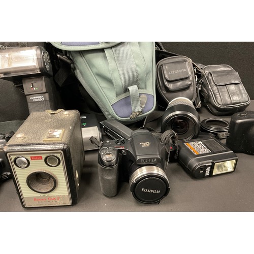 192 - Cameras - Minolta dynax 50si SLR 35mm camera 28-80mm and 75-300mm lenses, others fujifilm, Kodak Bro... 