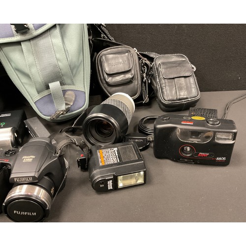 192 - Cameras - Minolta dynax 50si SLR 35mm camera 28-80mm and 75-300mm lenses, others fujifilm, Kodak Bro... 