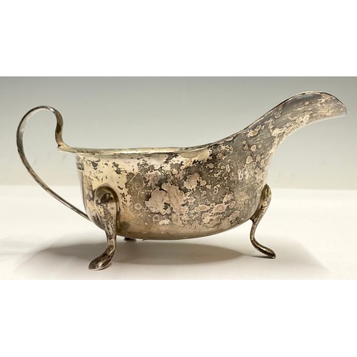 51 - A silver gravy boat, Viners, Sheffield 1943, 109.3g