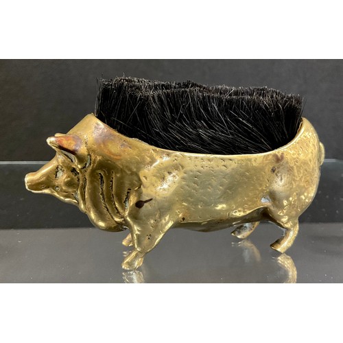 320 - An early 20th century novelty pen wipe, cast as a pig