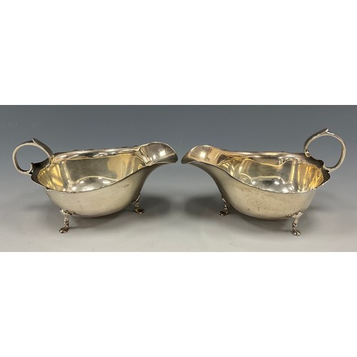 333 - A matched pair of silver sauce boats, Walker & Hall, Sheffield 1955/56, (2)