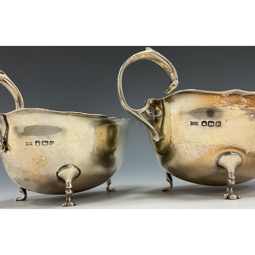 333 - A matched pair of silver sauce boats, Walker & Hall, Sheffield 1955/56, (2)