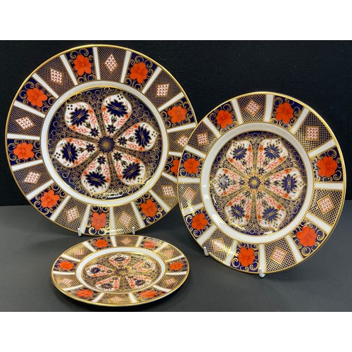 111 - A graduated set of three Royal Crown Derby 1128 plates, 27cm diameter - 16cm diameter, mostly first ... 