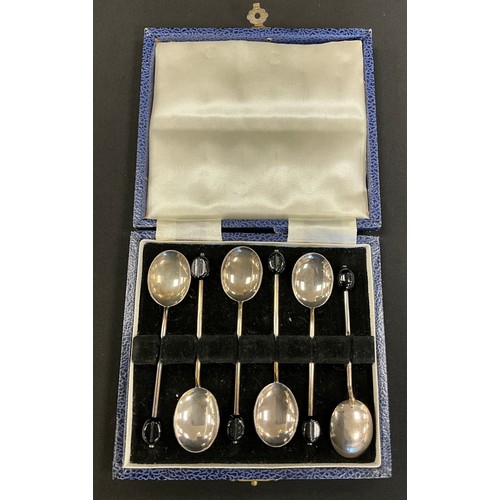 336 - A set of six Elizabeth II silver bean end coffee spoons, Birmingham 1973, cased