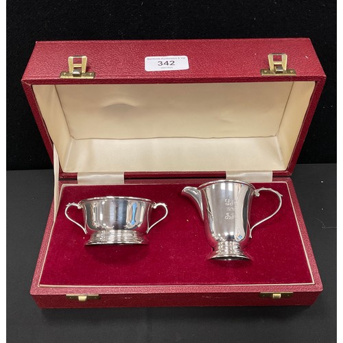 342 - An Elizabeth II silver strawberry set, cream jug and sugar bowl, Deakin & Francis, Birmingham 1972, ... 