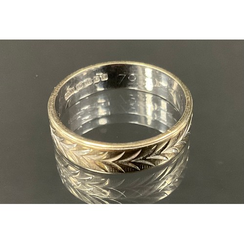 418 - An 18ct gold textured bright cut wedding band, size O, London 1971, 4g