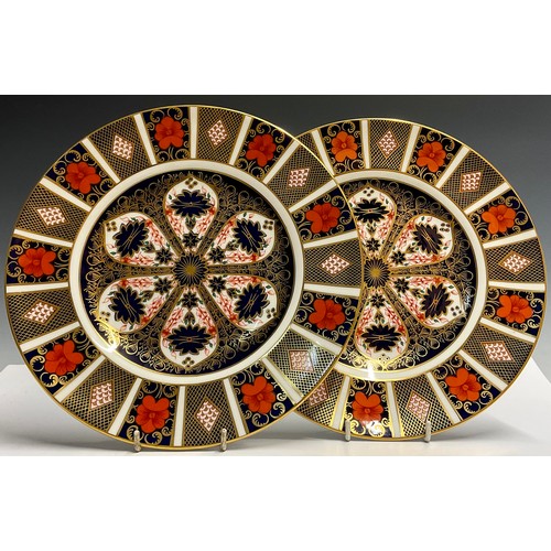 17 - A pair of Royal Crown Derby Imari 1128 pattern dinner plates, 27cm diameter, printed marks in red, f... 