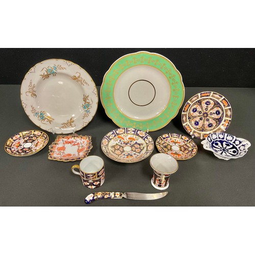 837 - Royal Crown Derby - 1128 saucer and small bud vase, 2451 pattern coffee can and saucers, Bloor derby... 