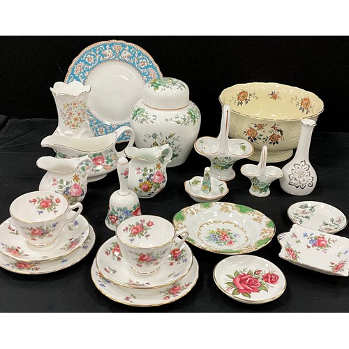 32 - Crown Staffordshire Kowloon pattern including; ginger jars, trinket dishes; other floral trinkets, e... 