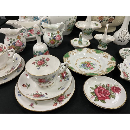 32 - Crown Staffordshire Kowloon pattern including; ginger jars, trinket dishes; other floral trinkets, e... 