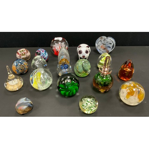 39 - Paperweights including; Wedgwood, Mdina, Caithness; etc (19)