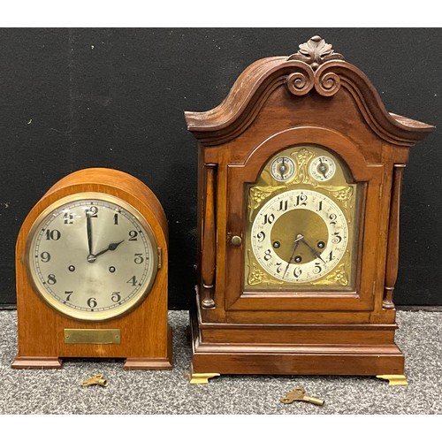 208 - An early 20th century mahogany cased bracket clock / mantel clock, the serpentine shaped case with c... 