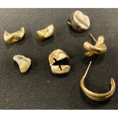 265 - Gold/yellow metal teeth, 6g gross;  a 9ct gold earring, another unmarked yellow metal, 0.8g gross