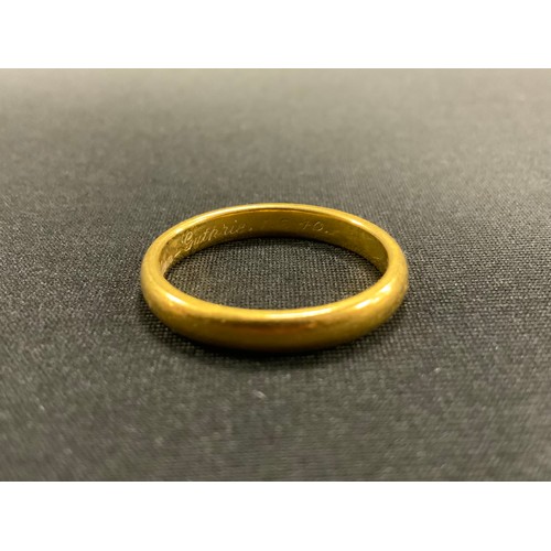 266 - A 22ct gold wedding band, size T, London 1950, 6.3g