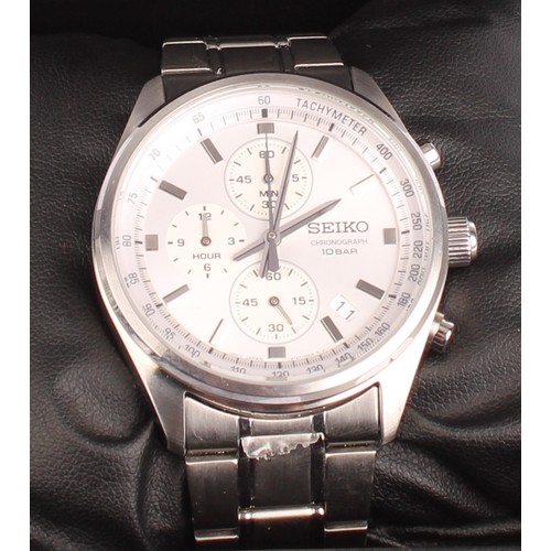 1005 - Seiko - a stainless steel cased chronograph wristwatch, ref 8T67-00L8, serial 063xxx, silver dial, r... 