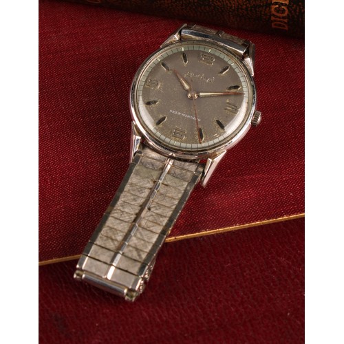 1122 - Bulova - 1960s stainless steel self winding wristwatch, 32mm diameter case, grey and silver dial, ra... 