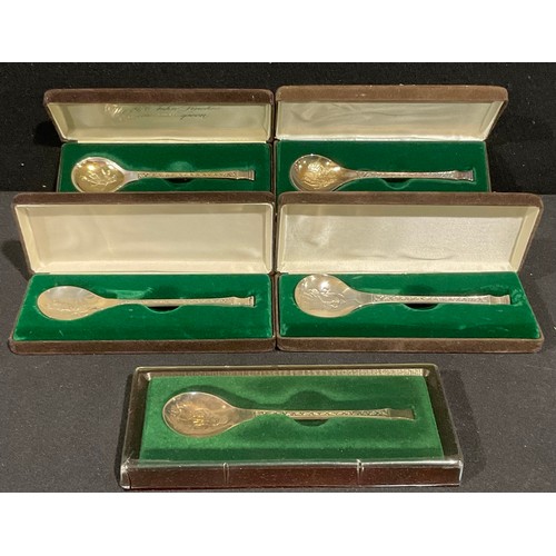 561 - A John Pinches 1975 silver Christmas Spoon others, 1976, 1977, 1978 and 1979, 152.2g gross, all case... 