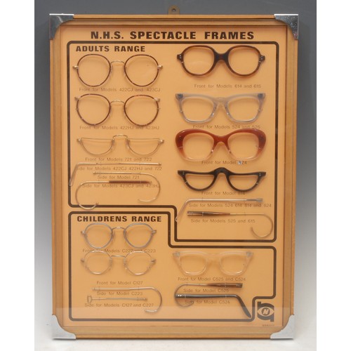 3628 - Medical History - an optician's advertising diorama, produced by the NHS, containing specimen exampl... 