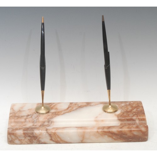 3746 - A banker's large marble rectangular desk stand, the sloping top set with two Parker ball jointed pen... 