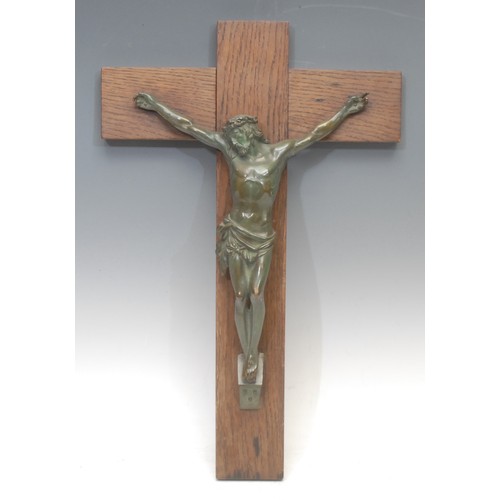 3568 - An early 20th century verdigris bronze corpus Christi, mounted on an oak cross, 46cm x 30cm overall