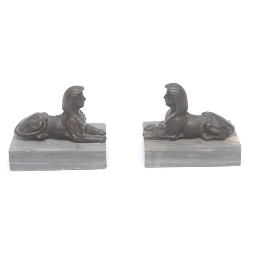 3556 - A pair of patinated cabinet bronzes, as sphinxes, in the Grand Tour manner, marble bases, 8cm high o... 