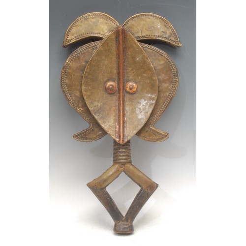 3765 - Tribal Art - a Kota hardwood and copper mounted reliquary guardian figure (mbulu ngulu), 47cm high, ... 