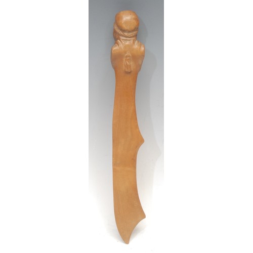 3039 - A Black Forest novelty lever-action nut cracker, carved as the head of a monkey, 18cm long, c.1900; ... 