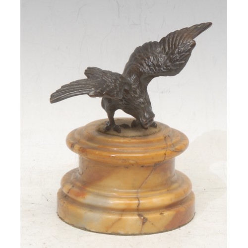 3080 - A French Empire style desk weight, mounted with a patinated bronze eagle with wings addorsed, Siena ... 