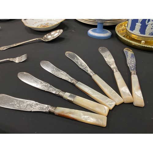 33 - An Art and crafts Hugh Wallis brass offering tray, set of mother-of-pearl handled knives and forks, ... 