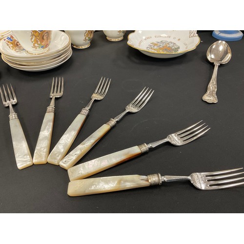 33 - An Art and crafts Hugh Wallis brass offering tray, set of mother-of-pearl handled knives and forks, ... 