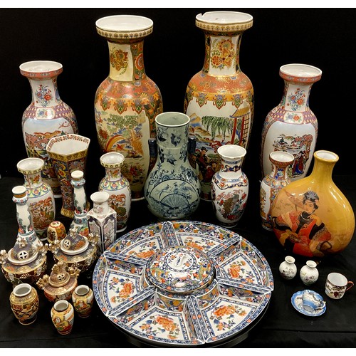 71 - Oriental - 20th century Chinese and Japanese export ware, including; a pair of Satsuma vases, 61cm h... 