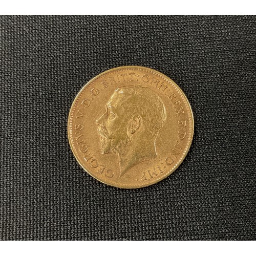 332 - A George V half sovereign, London mint, 1915, 3.9g