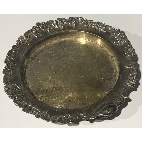 58 - A silver shaped circular tray or stand, scroll border, 17cm diameter, Sheffield 1901, 171.5g